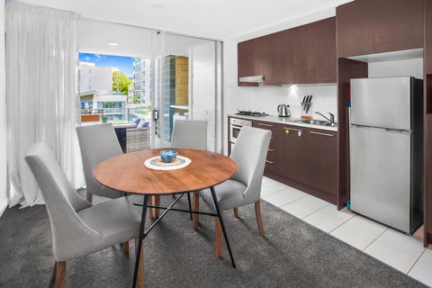 Stylish Split Level Apartment 13 Minutes From City - Stays Accommodation 1
