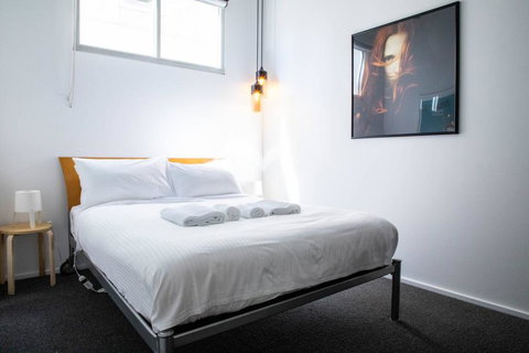 Stylish Warehouse Convert 2 Bedroom Apartment - Stayed 3