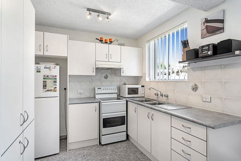 Sunset Court, Unit 1/3 Resthaven Avenue - Stayed 2