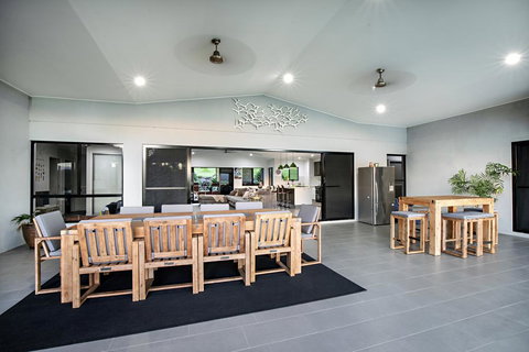 Sunset Penthouse Couples Retreat, Close To Airlie Beach, Champagne On Arrival - Stays Accommodation 2