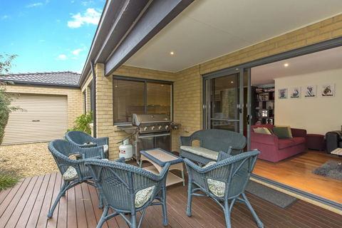 SURFSIDE GETAWAY IN PICTURESQUE INVERLOCH - Stays Accommodation 3