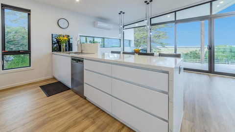 SWEEPING VIEWS - FREE WIFI & NETFLIX - PET FRIENDLY (OUTSIDE ONLY) - Stays Accommodation 3
