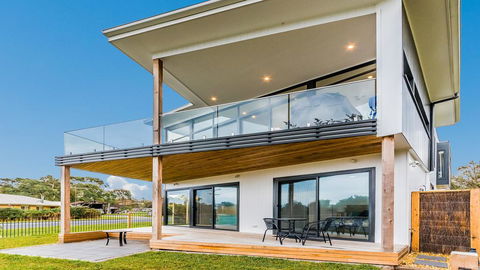 SWEEPING VIEWS - FREE WIFI & NETFLIX - PET FRIENDLY (OUTSIDE ONLY) - Stays Accommodation 1