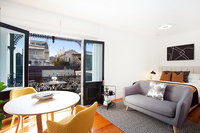 Tasteful Modern Studio 2.3Km From City Centre