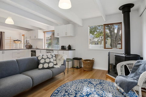 THE ASHMAN HOUSE - Modern And Close To Town - Stays Accommodation 1