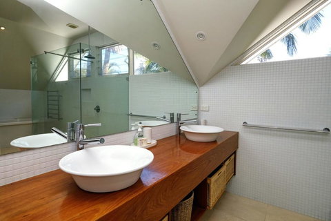 THE BEACH HOUSE - Stays Accommodation 0