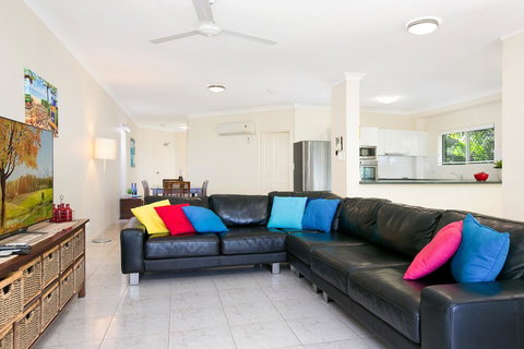 The Beach House 3BR Waterfront Apartment, Own WIFI - Stayed 3