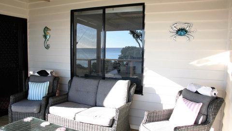 KINGFISHER COTTAGE Beachfront At The Binalong Bay - Stayed 7