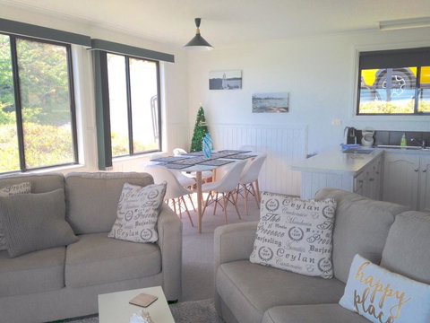 KINGFISHER COTTAGE Beachfront At The Binalong Bay - Stayed 24