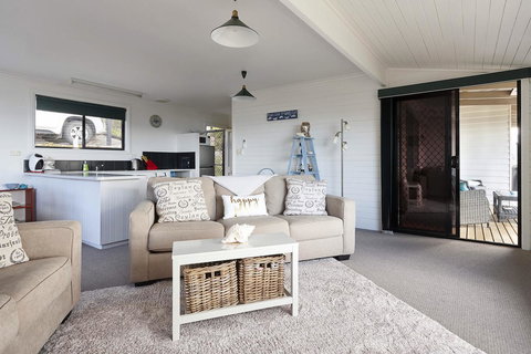 KINGFISHER COTTAGE Beachfront At The Binalong Bay - Stayed 22