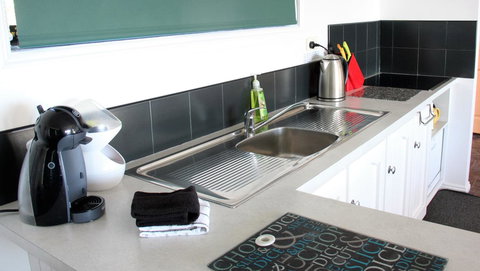 KINGFISHER COTTAGE Beachfront At The Binalong Bay - Stayed 18