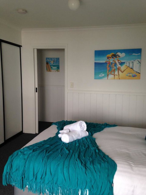 KINGFISHER COTTAGE Beachfront At The Binalong Bay - Stayed 25
