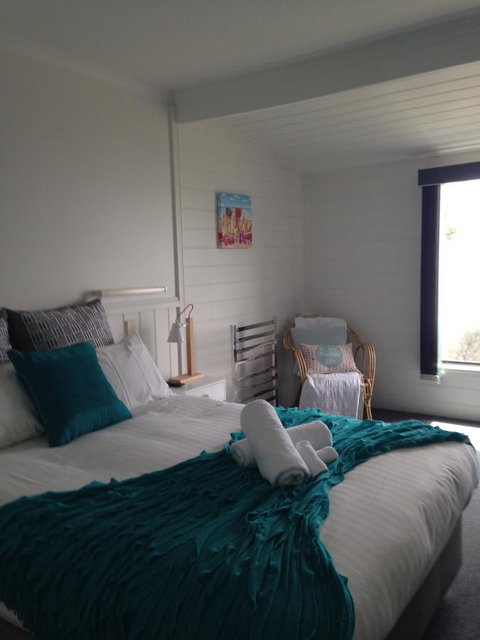 KINGFISHER COTTAGE Beachfront At The Binalong Bay - Stayed 23