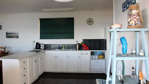 KINGFISHER COTTAGE Beachfront At The Binalong Bay - Stayed 20