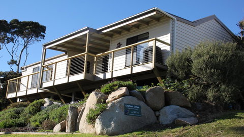 KINGFISHER COTTAGE Beachfront At The Binalong Bay - Stayed 0