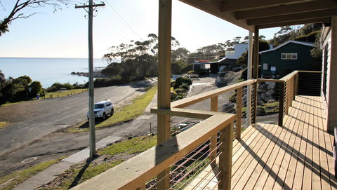 KINGFISHER COTTAGE Beachfront At The Binalong Bay - Stayed 9