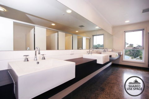 The Island Accommodation - Stays Accommodation 4