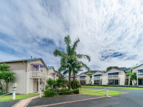 Boathouse Resort Studios And Suites - Stays Accommodation 8