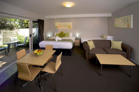 Boathouse Resort Studios And Suites - Stays Accommodation 20