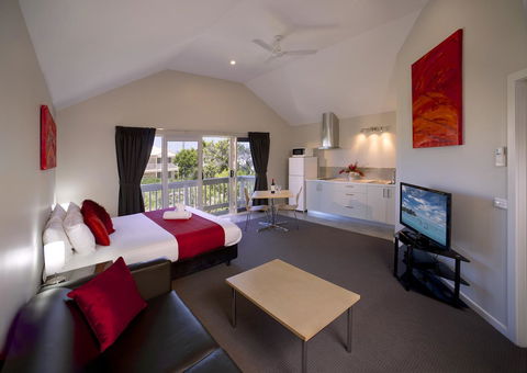 Boathouse Resort Studios And Suites - Stays Accommodation 10