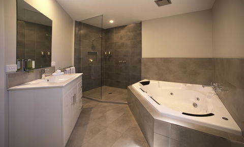 Boathouse Resort Studios And Suites - Stays Accommodation 17