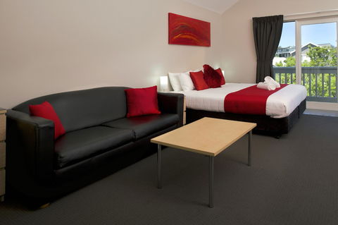 Boathouse Resort Studios And Suites - Stays Accommodation 15