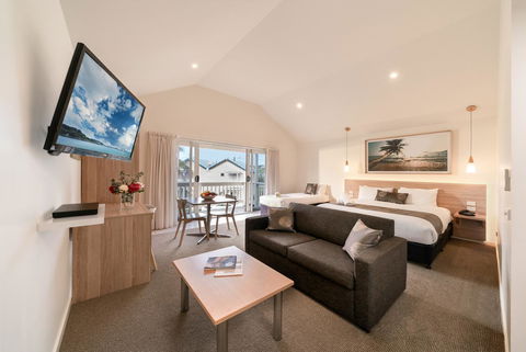 Boathouse Resort Studios And Suites - Stays Accommodation 7