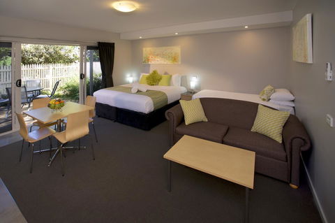 Boathouse Resort Studios And Suites - Stays Accommodation 11