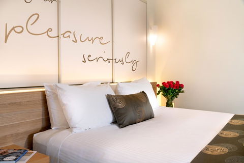 Boathouse Resort Studios And Suites - Stays Accommodation 6