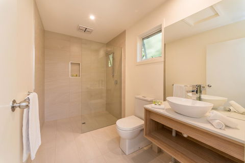 Boathouse Resort Studios And Suites - Stays Accommodation 24