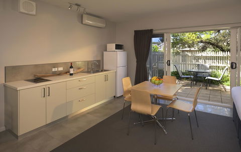 Boathouse Resort Studios And Suites - Stays Accommodation 21