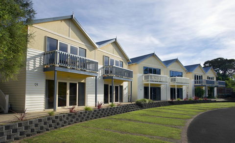 Boathouse Resort Studios And Suites - Stays Accommodation 13