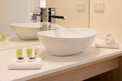 Boathouse Resort Studios And Suites - Stays Accommodation 25