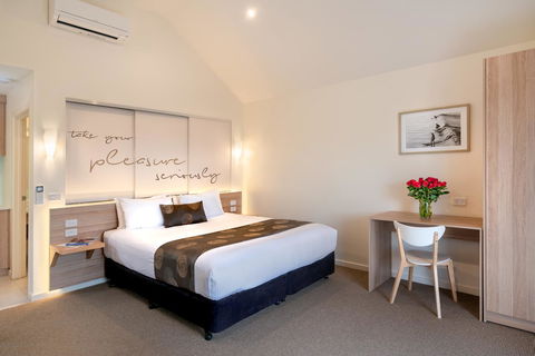 Boathouse Resort Studios And Suites - Stays Accommodation 2