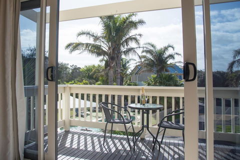 Boathouse Resort Studios And Suites - Stays Accommodation 9