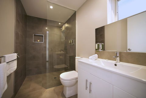Boathouse Resort Studios And Suites - Stays Accommodation 19