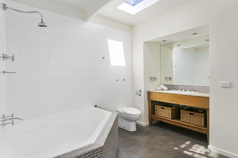 Front Beach House - Stays Accommodation 22