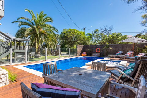 Front Beach House - Stays Accommodation 9
