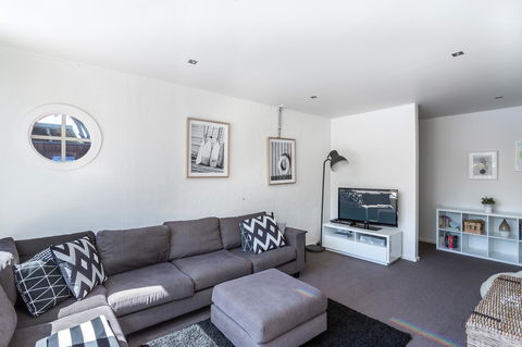Front Beach House - Stays Accommodation 10