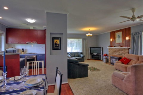 Jacaranda House - Stays Accommodation 2