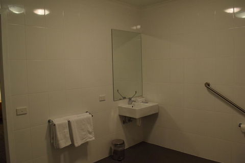 CROWN CENTRAL BUSINESS DISTRICT MOTEL - NO UNDER 18s - Stayed 39