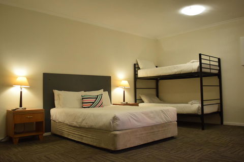 CROWN CENTRAL BUSINESS DISTRICT MOTEL - NO UNDER 18s - Stayed 40