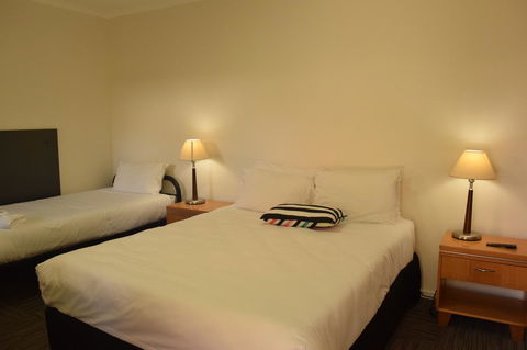 CROWN CENTRAL BUSINESS DISTRICT MOTEL - NO UNDER 18s - Stayed 37