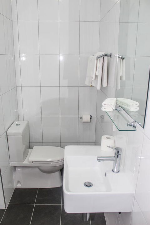 CROWN CENTRAL BUSINESS DISTRICT MOTEL - NO UNDER 18s - Stayed 17