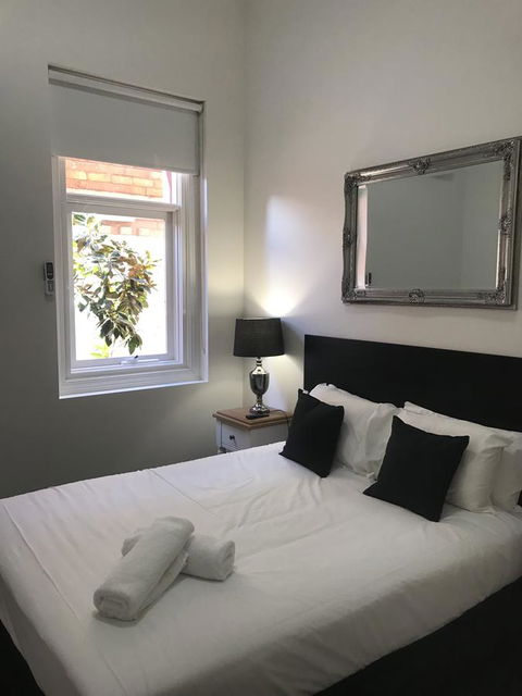 CROWN CENTRAL BUSINESS DISTRICT MOTEL - NO UNDER 18s - Stayed 18