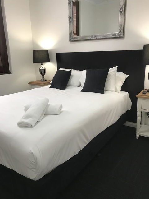 CROWN CENTRAL BUSINESS DISTRICT MOTEL - NO UNDER 18s - Stayed 19
