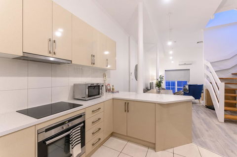 Unique 3 Bedroom Central CBD Townhouse - Stays Accommodation 5