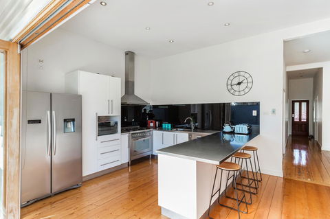 Central Bendigo Cottage, Walk To Everywhere!! - Stayed 7