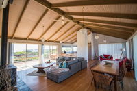 Book Peterborough Accommodation Vacations Stayed Stayed