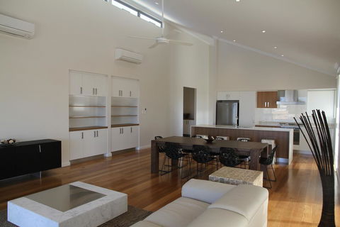 The Carnarvon Luxury Canal Home - Stayed 3